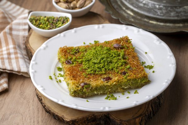 ¿Cómo hacer un pastel de zanahoria con nueces y pasas?